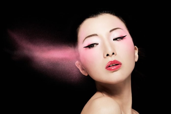 Eyeliner For Almond-Hooded Eyes